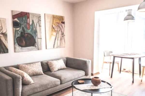 Jepet me qera apartament 1+1 te rruga "FORTUZI"