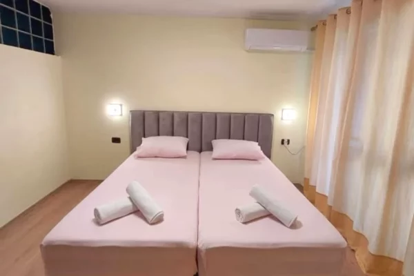 Shtepi ne shitje Apartament ne Tirane, 2+1, Mobilimi E mobiluar, Pagesa 303,600  Euro.