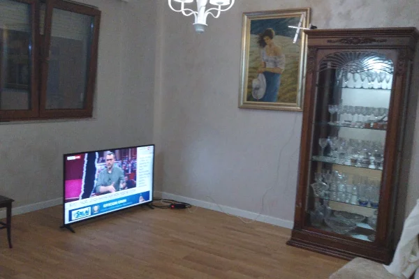 Shtepi ne shitje Apartament ne Tirane, 2+1, Mobilimi E mobiluar, Pagesa 300,000  Euro.