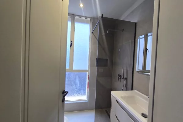 Shtepi ne shitje Apartament ne Tirane, Garsoniere, Mobilimi E mobiluar, Pagesa 289,000  Euro.