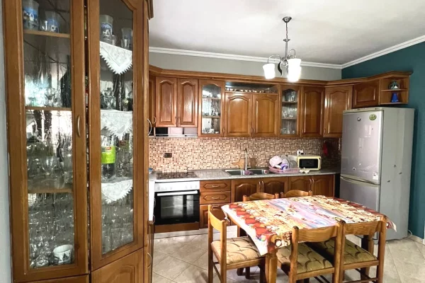 Shtepi me qera Apartament ne Tirane, 2+1, Mobilimi E mobiluar, Pagesa 450  Euro.
