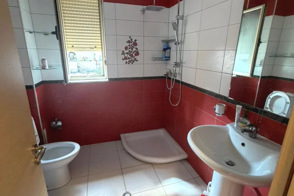 Shtepi me qera Apartament ne Tirane, 2+1, Mobilimi E mobiluar, Pagesa 800  Euro.