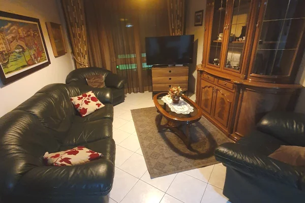 Shtepi me qera 2+1 ne Tirane - 500 Euro