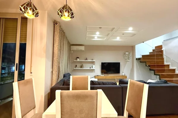 Shtepi ne shitje Duplex(shtepi me 2 kate) ne Tirane, 2+1, Mobilimi E mobiluar, Pagesa 169,000  Euro.