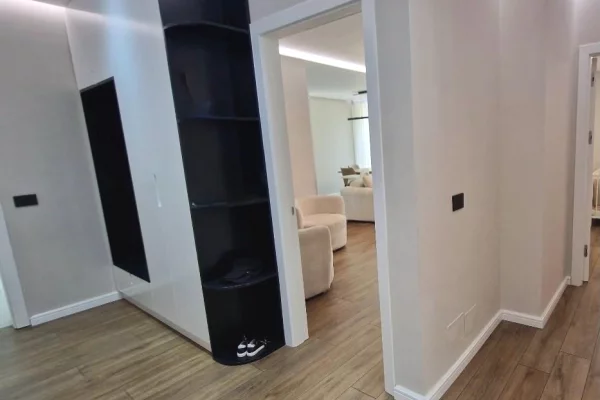 Appartamento in affitto a Tirana 3+1, Arredato