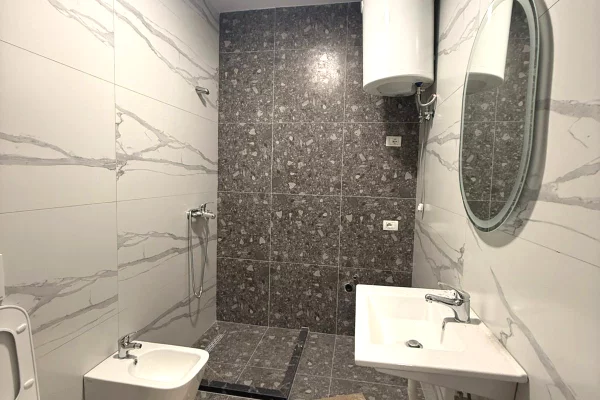 Shtepi me qera Apartament ne Tirane, 1+1, Mobilimi Bosh, pa mobiluar, Pagesa 80,000  Leke.