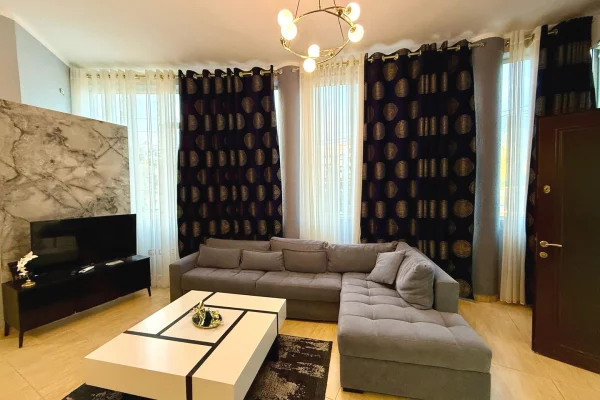Shtepi ne shitje Apartament ne Tirane, 1+1, Mobilimi E mobiluar, Pagesa 79,000  Euro.