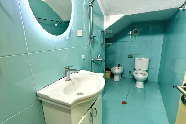 Shtepi ne shitje Apartament ne Tirane, 1+1, Mobilimi E mobiluar, Pagesa 79,000  Euro.