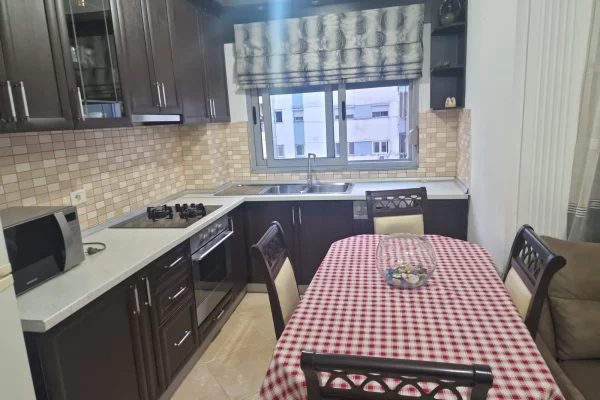 Shtepi me qera Apartament ne Tirane, 2+1, Mobilimi E mobiluar, Pagesa 45,000  Leke.