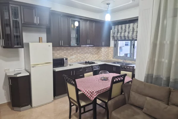 Shtepi me qera Apartament ne Tirane, 2+1, Mobilimi E mobiluar, Pagesa 45,000  Leke.