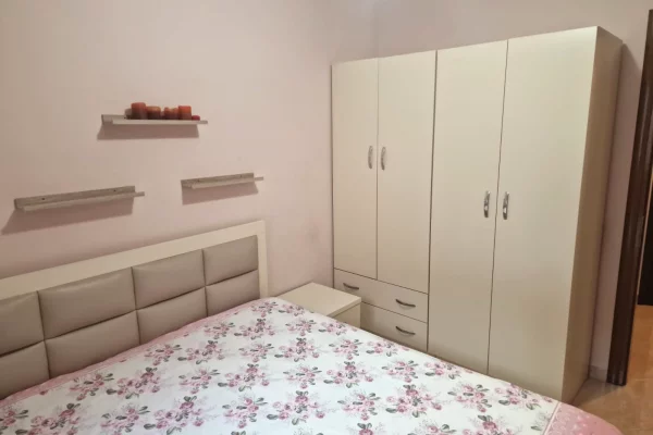 Shtepi me qera Apartament ne Tirane, 2+1, Mobilimi E mobiluar, Pagesa 45,000  Leke.