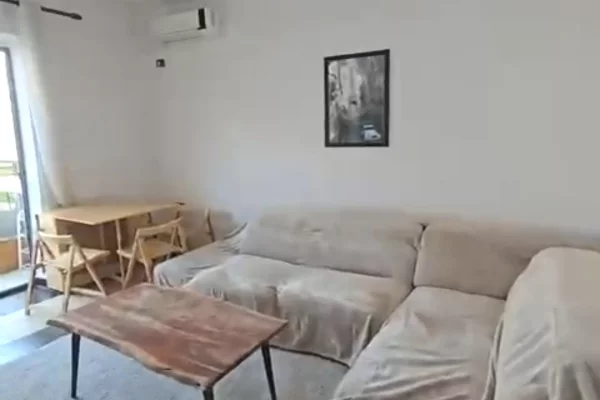 Jepet me qera apartament 1+1+kuzhine me vete te Rruga e Durresit