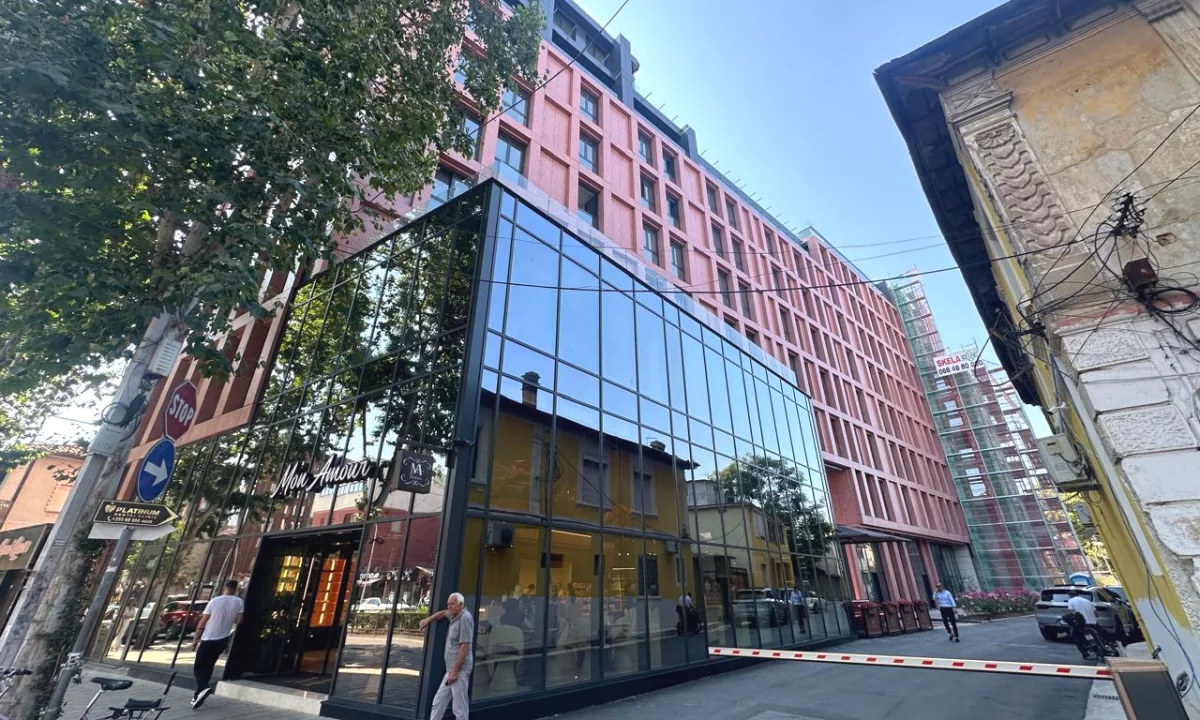 Shitet dyqan ne kat 0 ne Galerine "Roma" te Rruga e Kavajes