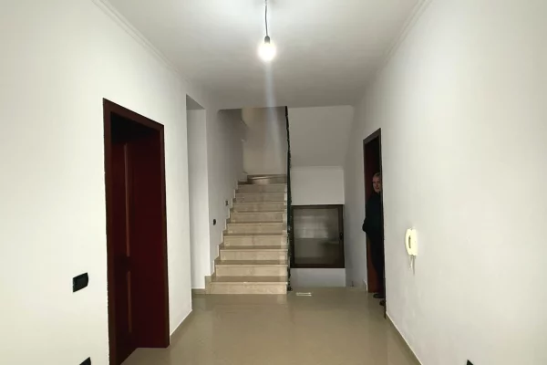 Shtepi me qera Apartament ne Tirane, 3+1, Mobilimi E mobiluar, Pagesa 800  Euro.