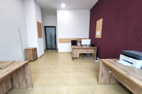 Ambient biznesi me qera 3+1 ne Tirane - 45,000 Leke