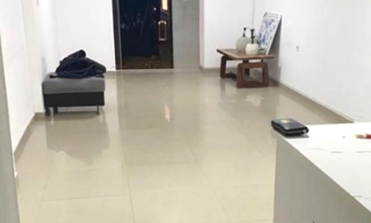 Jepet me qera dyqan ne rruge kryesore tek Ish-Tregu Elektrik rruga Petronini Luarasi