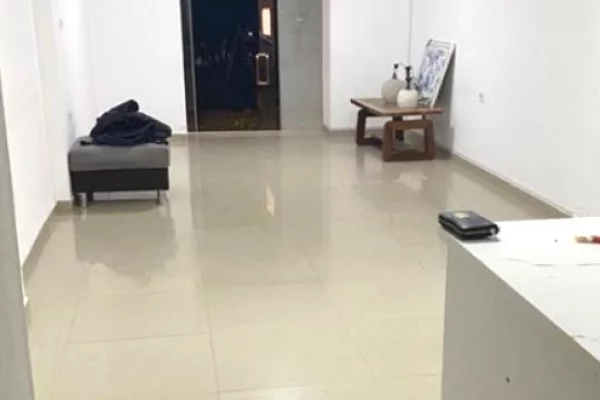 Jepet me qera dyqan ne rruge kryesore tek Ish-Tregu Elektrik rruga Petronini Luarasi