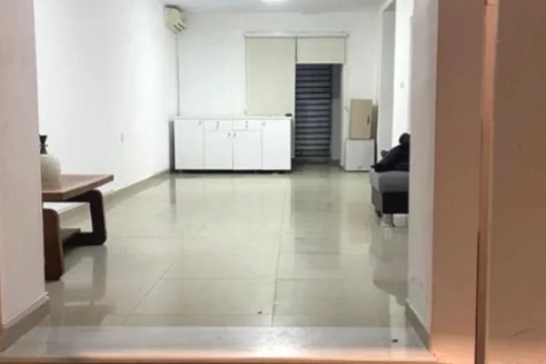 Jepet me qera dyqan ne rruge kryesore tek Ish-Tregu Elektrik rruga Petronini Luarasi