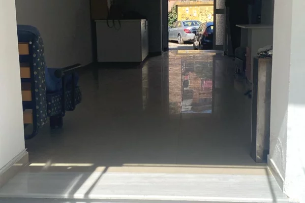 Jepet me qera dyqan ne rruge kryesore tek Ish-Tregu Elektrik rruga Petronini Luarasi