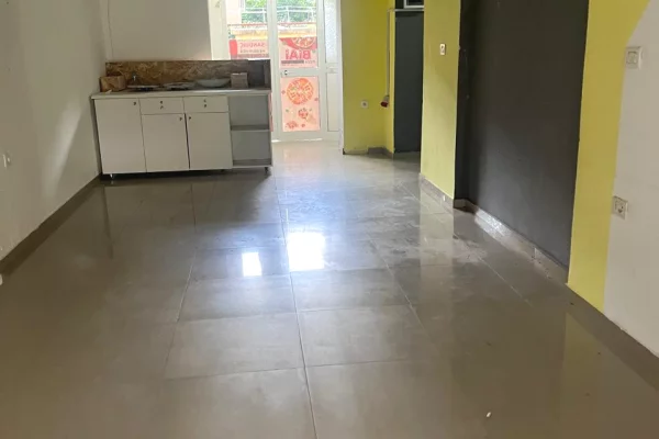 Jepet me qera dyqan ne rruge kryesore tek Ish-Tregu Elektrik rruga Petronini Luarasi