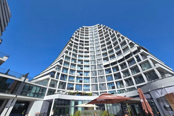 Rruga Kosovareve, buze rruges Lake View. SHESIM 499.000 EURO OKAZION Super apartament 3+1+