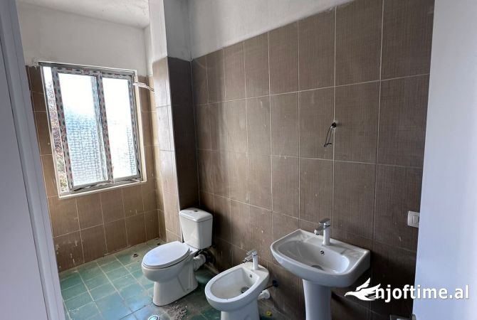 Shtepi ne shitje Apartament ne Durres, 2+1, Mobilimi Bosh, pa mobiluar, Pagesa 75,000  Euro.