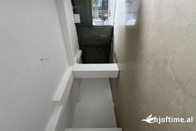 Ambjent biznesi me qera ne yzberisht prane Nela6, Cmimi 800 Euro