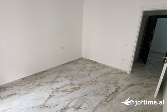 Shtepi ne shitje Apartament ne Tirane, 1+1, Mobilimi Bosh, pa mobiluar, Pagesa 95,000  Euro.
