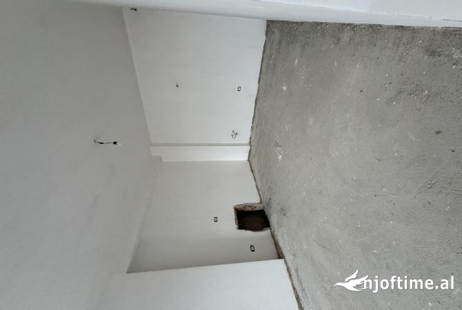 Shtepi ne shitje Apartament ne Tirane, 2+1, Mobilimi Bosh, pa mobiluar, Pagesa 184,000  Euro.
