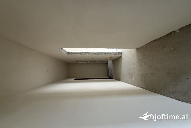 Shtepi ne shitje Apartament ne Tirane, 2+1, Mobilimi Bosh, pa mobiluar, Pagesa 130,000  Euro.