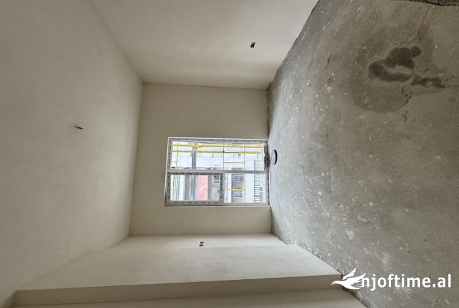 Shtepi ne shitje Apartament ne Tirane, 2+1, Mobilimi Bosh, pa mobiluar, Pagesa 130,000  Euro.