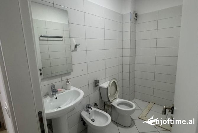 Shtepi me qera Apartament ne Tirane, 2+1, Mobilimi E mobiluar, Pagesa 650  Euro.