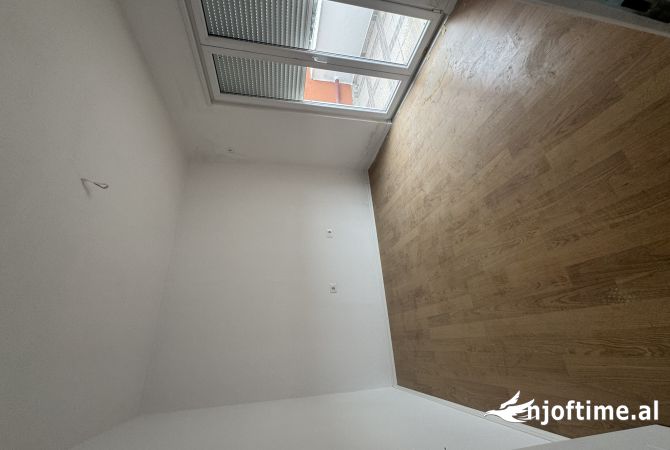 Shtepi ne shitje Apartament ne Tirane, 2+1, Mobilimi Bosh, pa mobiluar, Pagesa 130,000  Euro.