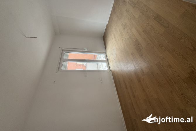 Shtepi ne shitje Apartament ne Tirane, 2+1, Mobilimi Bosh, pa mobiluar, Pagesa 130,000  Euro.