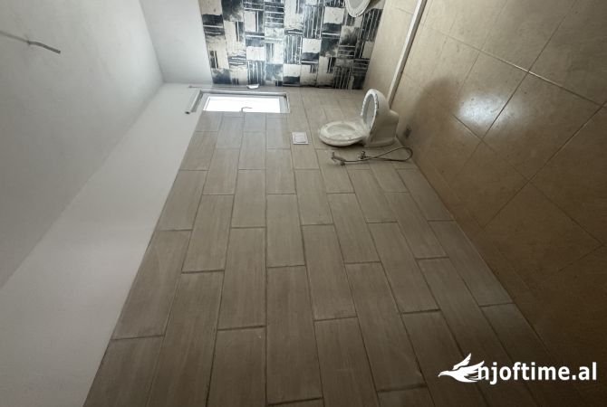 Shtepi ne shitje Apartament ne Tirane, 2+1, Mobilimi Bosh, pa mobiluar, Pagesa 130,000  Euro.