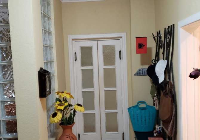 Shtepi ne shitje Apartament ne Tirane, 3+1, Mobilimi E mobiluar, Pagesa 220,000  Euro.