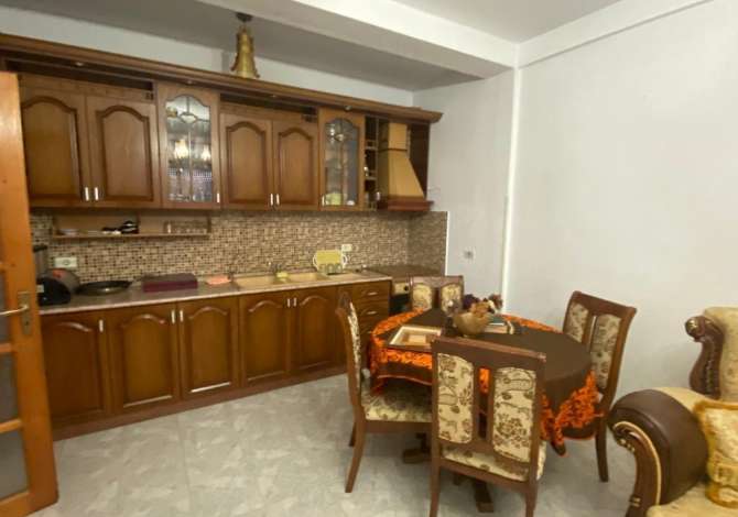 Shtepi ne shitje Apartament ne Tirane, 2+1, Mobilimi E mobiluar, Pagesa 83,000  Euro.