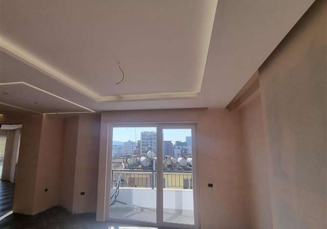 Jepet apartament 2+1 me qera tek Kafe Flora , pallat i ri ne Perfundim