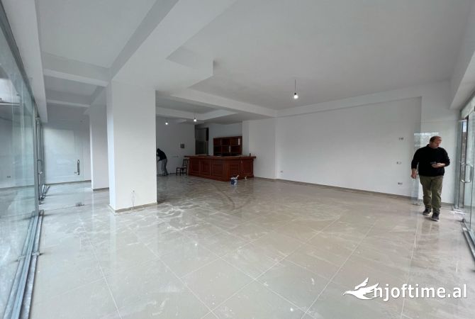 Jepet dyqan 112 m2 me qera ne Astir , ne pallat ne kend me vizualitet total nga rruga 