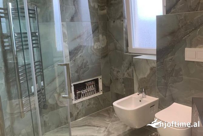 Ambient biznesi me qera 3+1 ne Tirane - 1,000 Euro