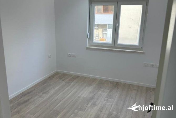Super apartament 2+1 i pershtatshem per zyra ne zemer te bllokut , pamje nga rruga kryesore