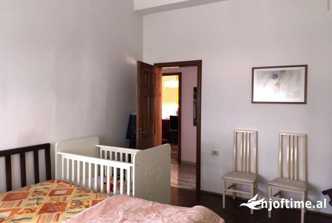 Shtepi me qera Apartament ne Tirane, 3+1, Mobilimi E mobiluar, Pagesa 800  Euro.