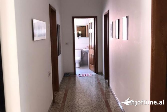 Shtepi me qera Apartament ne Tirane, 3+1, Mobilimi E mobiluar, Pagesa 800  Euro.