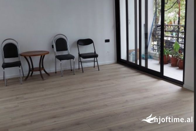 Ambient biznesi me qera 3+1 ne Tirane - 1,000 Euro