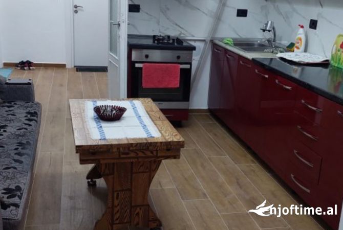 Jepet super ambjent 120 m2 ne rr Myslym Shyri , rruge kryesore , me pamje nga rruga 