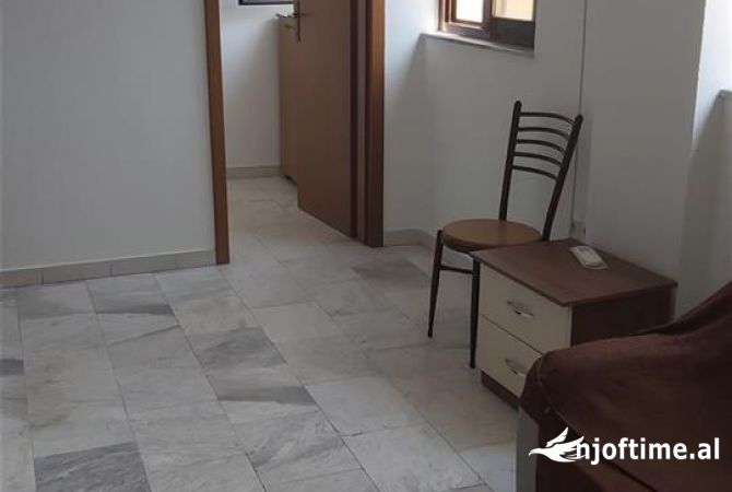 Shtepi me qera Apartament ne Tirane, 2+1, Mobilimi Pjeserisht e mobiluar, Pagesa 40,000  Leke.