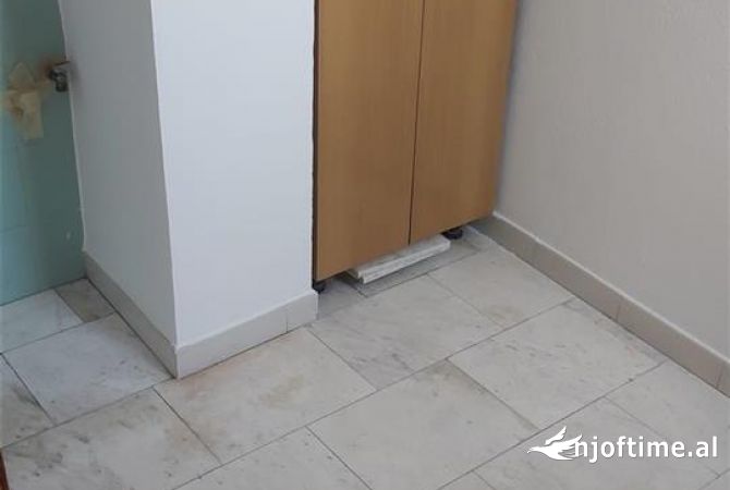 Shtepi me qera Apartament ne Tirane, 2+1, Mobilimi Pjeserisht e mobiluar, Pagesa 40,000  Leke.