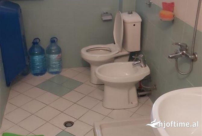 Shtepi me qera Apartament ne Tirane, 2+1, Mobilimi Pjeserisht e mobiluar, Pagesa 40,000  Leke.