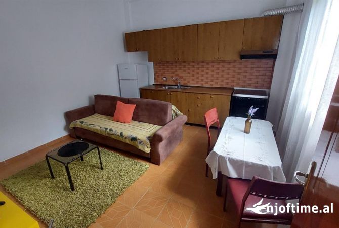 Shtepi me qera Shtepi Private ne Tirane, 1+1, Mobilimi E mobiluar, Pagesa 30,000  Leke.