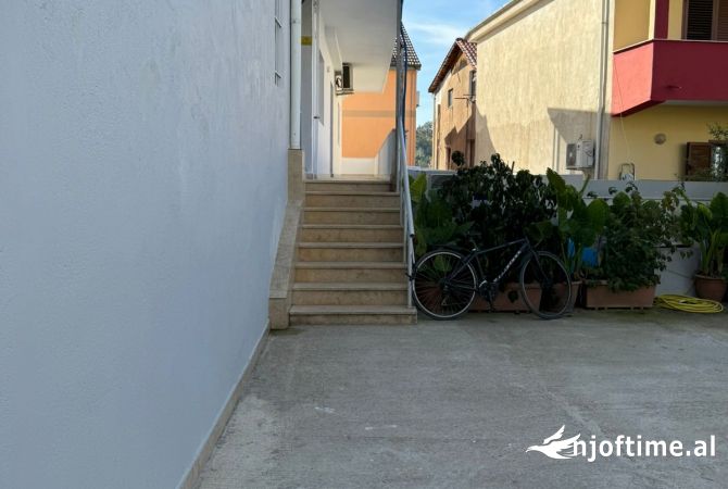 Shtepi me qera Shtepi Private ne Tirane, 3+1, Mobilimi E mobiluar, Pagesa 55,000  Leke.